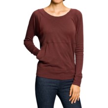 55%OFF レディースカジュアルシャツ NAU基本Vバックシャツ - オーガニックコットン、（女性用）長袖 NAU Basis V-Back Shirt - Organic Cotton Long Sleeve (For Women)画像